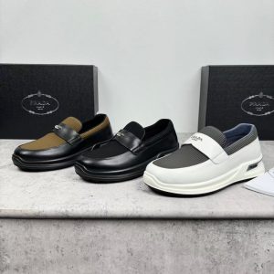 Nuevos y elegantes mocasines casuales sin cordones con suela gruesa de cuero mate para hombre de Prada.