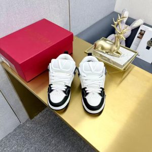 Nuevos zapatos deportivos casuales de cuero genuino de Valentino para hombre, modernos, versátiles, exquisitos y elegantes.