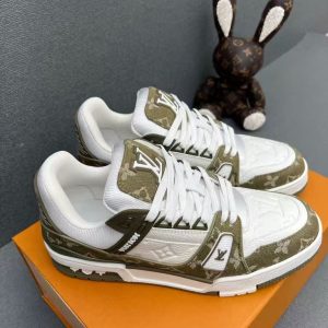 Louis Vuitton's new men's and women's fashionable and versatile exquisite and elegant genuine leather enhanced three-dimensional and textured impression casual shoes