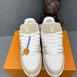 Louis Vuitton's new men's and women's fashionable and versatile exquisite and elegant genuine leather enhanced three-dimensional and textured impression casual shoes