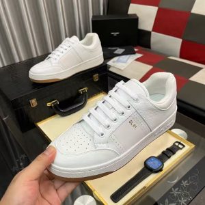 New Yves Saint Laurent men's and women's styles are fashionable and versatile genuine leather, breathable and comfortable, and rubber two-tone bottom casual sports shoes