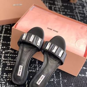 New Miu Miu women's style versatile, comfortable and breathable leather lining, trendy and fashionable casual slippers