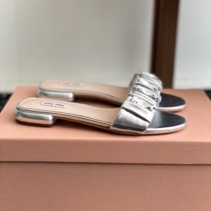 New Miu Miu women's style versatile, comfortable and breathable leather lining, trendy and fashionable casual slippers